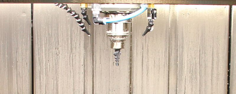 An der Alzmetal wurde auch Nutfräsen mit einem Tannenfräser demonstriert.