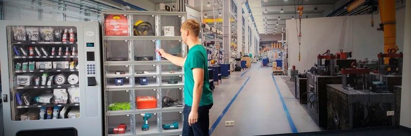 Der neue „Lüttmann CONNECT“ Showroom bei Lüttmann in Rheine. Mitarbeiter Pascal Kunert demonstriert das Axcess-System – ein Produkt des gemeinsamen Geschäftsmodells der Partner Lüttmann und Apex.