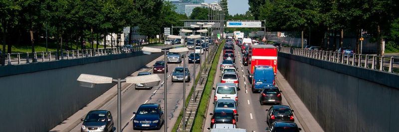 Alptraum und zugleich Alltag für Pendler: Stau