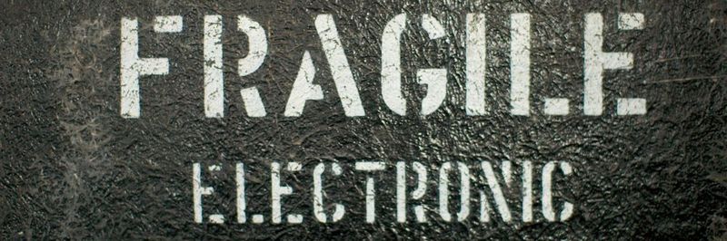 Die Beschriftung „Do Not Tip“, „Handle With Care“ oder „Fragile“ auf der Transportkiste scheint für manche Logistikunternehmen eher Herausforderung als Warnung zu sein.