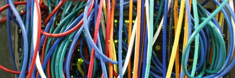Zwar greifen noch immer viele Anwender auf die „gute alte“ konventionelle Verdrahtung zurück – um unterschiedliche Systeme miteinander verbinden zu können. Die Safe-Link-Technologie macht diesen Kabelwald überflüssig.