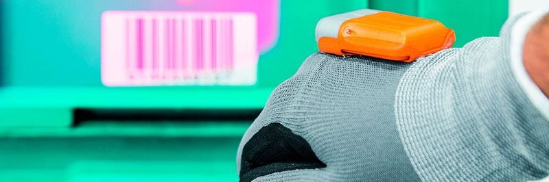 Mit Hilfe von Sensoren, die bei Daumendruck einen Scanner auf dem Handrücken auslösen, lassen sich Barcodes mit dem „ProGlove“-Handschuh einfach und schnell erfassen.