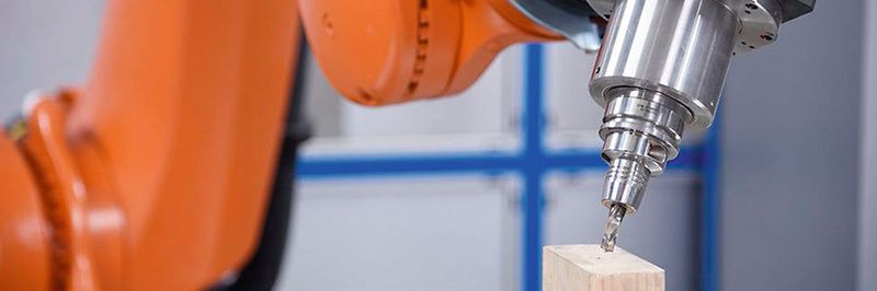 Gleich geht`s rund: Roboter sorgen im Holzbau heute nicht nur für „Hochstapeleien“, sondern bringen dem Werkstoff für die Möbel- oder Baubranche sowie den Kunstsektor komplexe Formen bei.