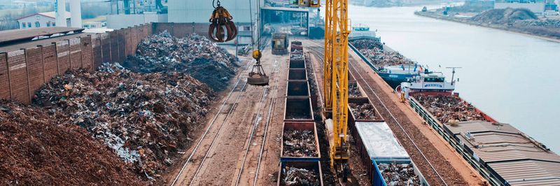Verladung von Schrott in einem Binnenhafen am Rhein. DB Cargo will die Lieferung für Stahlwerke künftig mit der Logistikplattform AX4 steuern.