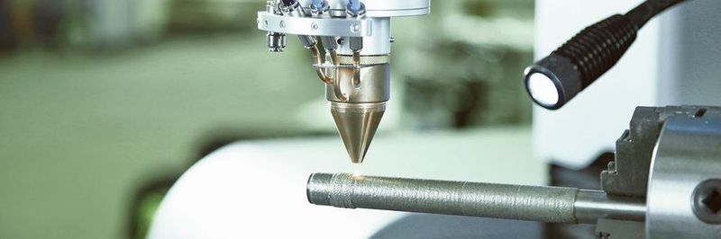 Beschichten eines Sensors mittels des Direct-Metal-Deposition-Verfahrens (DMD).