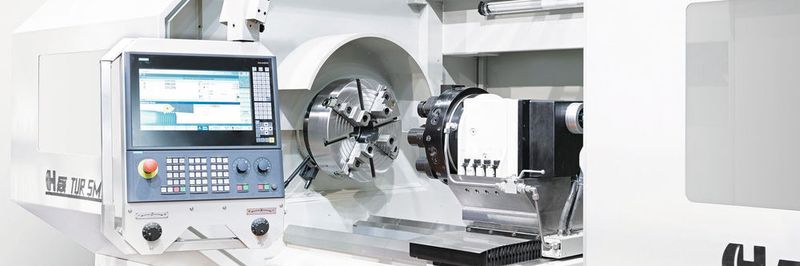 Innenansicht der neuen Fat Tur 930 SMN mit Siemens-840D-sl-Steuerung und Touchscreen.