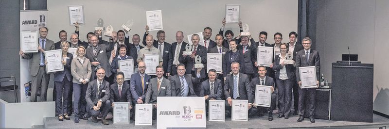 Am Abend des ersten Messetages haben die Redaktionen von MM MaschinenMarkt und Blechnet die Gewinner des diesjährigen Euroblech-Awards ausgezeichnet. In insgesamt sieben Kategorien konnten sich Aussteller um den Preis bewerben. Die Vertreter der Gewinnerfirmen zeigten sich sichtlich erfreut.
