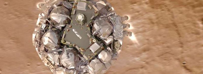 Simuliertes Modell der geplanten Landung des Schiaparelli-Moduls. ESA-Forscher vermuten, dass ein Softwarefehler bei der Zusammenführung der Sensordaten zu einem vefrühten Abkoppeln der Bremsfallschirme, ein zu kurzes Zünden der Triebwerke und infolge dessen zum Absturz des Test-Landegeräts geführt haben dürfte.