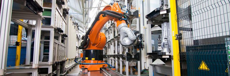 Ein Kuka-Roboter aus der KR-Fortec-Serie verbindet vier Bearbeitungszentren beim Maschinenfabrikanten Merz.