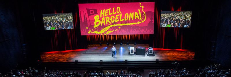 Mark Collier, Chief Operating Officer der OpenStack Foundation, begrüßt das Publikum in Barcelona.