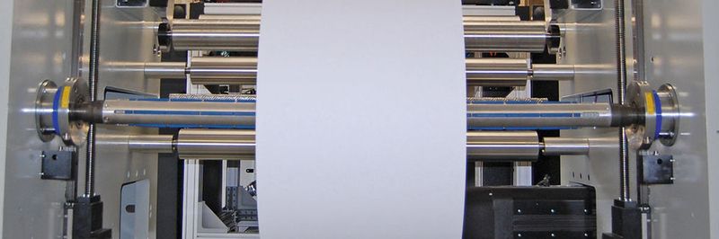 Breite Papierrollen von 1540 Millimetern erfordern bei der Beschichtung im Mikrometerbereich eine präzise Druckverteilung, sodass die vier eingesetzten Farben gleichmässig aufgetragen werden und sich nicht vermischen.