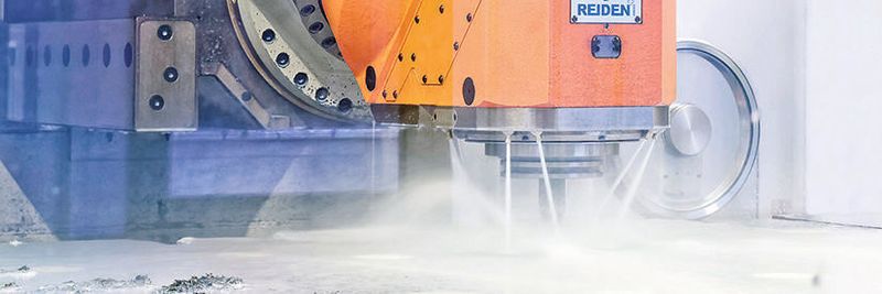 Modularer Aufbau: Auch die Lochrasterplatte mit den Schunk-SPK-Spannklauenkästen ist an der Unterseite mit Schunk Vero-S-Nullpunktspannbolzen ausgestattet. Sie lässt sich jederzeit per Kran entnehmen und wieder präzise einsetzen.