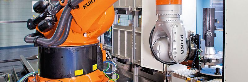 Ein Kuka-Roboter aus der KR-Fortec-Serie verbindet vier Bearbeitungszentren beim Maschinenfabrikanten Merz.