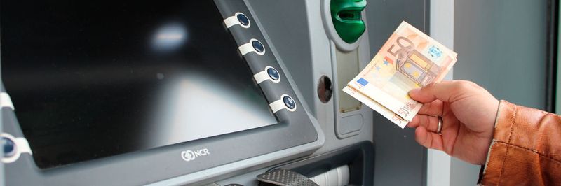 Geldautomaten müssen heute physischen und digitalen Bedrohungen standhalten. Von sprengen bis hacken reichen die Angriffe; Banken brauchen deshalb ganzheitliche Sicherheitskonzepte.