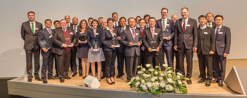 Die ausgezeichneten Lieferanten zusammen mit Oliver Jung, Vorstand Produktion, Logistik und Einkauf sowie Michael Hartig, Leiter Einkauf.