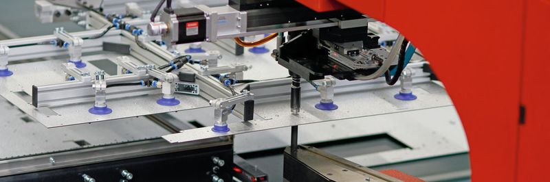2000 Einpressungen pro Stunde: Durch den Roboter sind unterschiedliche Einpressungen auf beiden Seiten des Werkstücks in einem Arbeitsschritt möglich.