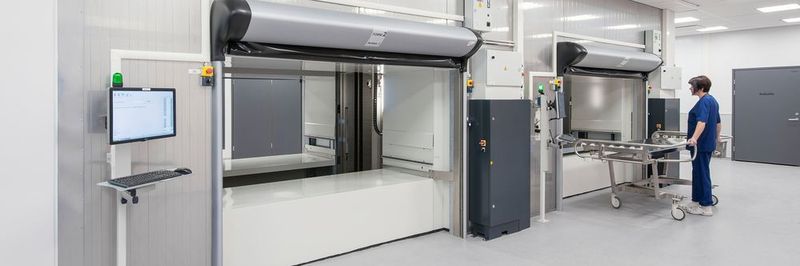 Bei der Auslagerung transportiert ein integriertes Liftsystem das Tablar mit der gewünschten Ware in die Bedienöffnung und soll so einen schnellstmöglichen Zugriff auf das Lagergut ohne körperliche Belastungen der Mitarbeiter garantieren.