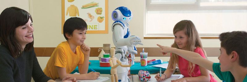 Nao: Der Roboterassistent von SoftBank Robotics ist ein ansprechender, interaktiver und hoch anpassbarer Roboterassistent.