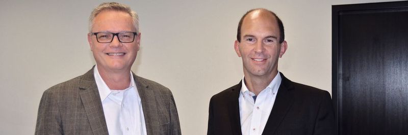 Donald Badoux (l.), Geschäftsführer bei Equinix, und Holger Müller, Director IT Infrastructure & Operations bei Fritz & Macziol, bündeln die Cloud-Kompetenz beider Unternehmen.