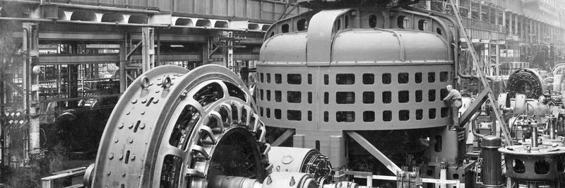 Mit dem Bau der Generatoren für das Wasserkraftwerk Ardnacrusha am River Shannon hat Siemens maßgeblich zur Elektrifizierung Irlands beigetragen. Die Aufnahmen von 1928 zeigen Einblicke in die Montagehalle des Dynamowerks.