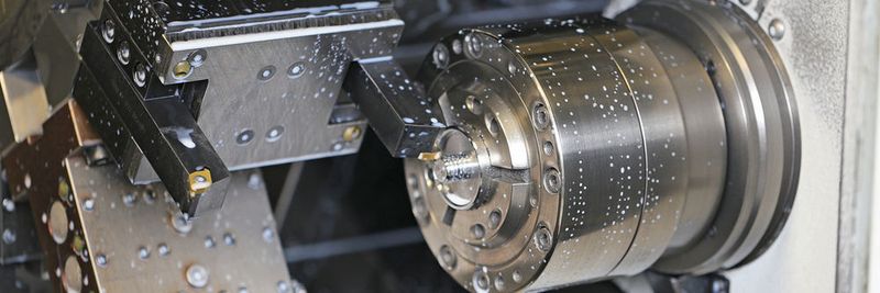 Blick in die Mori-Seiki-CNC-Drehmaschine, wo die Muffen für die PB-Swiss-Tool-Hämmer mit Seco-Werkzeugen bearbeitet werden, siehe Info-Kastentext.