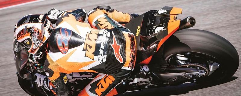 In Zukunft setzt KTM seine langjährige Partnerschaft mit Alpinestars, Hersteller von technischer, high-performance Schutz- und Rennbekleidung, fort.