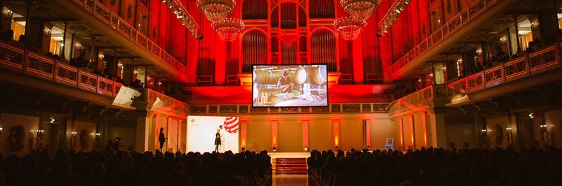 Auf der Galaveranstaltung im Berliner Konzerthaus ist Mitsubishi Electric für seine interaktive Roboter-Applikation „Threebots“ in der Ratinger Hauptverwaltung mit der Red-Dot-Trophäe „Best of the best“ und "Grand Prix 2016" ausgezeichnet worden.