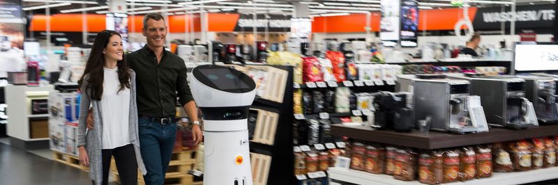 Als Roboter Paul begrüßt Care-O-bot 4 seit Oktober die Kunden bei Saturn in Ingolstadt und begleitet sie zum gewünschten Produkt.