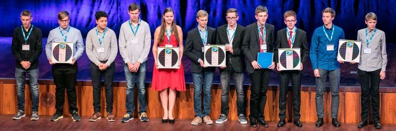 Die Gewinner des diesjährigen Schülerwettbewerbs „Invent a Chip“ kommen von Gymnasien aus Beckum, Marburg, Eschenbach und Lindlar sowie von der Gewerbeschule Bühl.