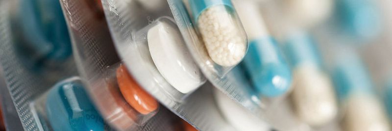Gefälschte Arzneimittel sind ein globales Problem. Intelligente Sensorlösungen von Sick helfen dabei gefälschte Medikamente und manipulierte Verpackungen in legalen Lieferketten zu verhindern.