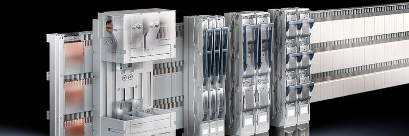 Das Rittal Sammelschienensystem mit 185 mm Mittenabstand bietet unter Berücksichtigung wirtschaftlicher Aspekte und den Anforderungen der aktuellen Norm IEC 61439-1 perfekte Voraussetzungen für einen kompakten und sicheren Systemaufbau für Energieverteilungen.