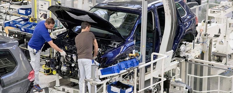 Volkswagen streicht weltweit 30.000 Stellen, alleine 23.000 in Deutschland. Trotzdem sollen alle Standorte erhalten bleiben und teilweise umstruktiert werden.