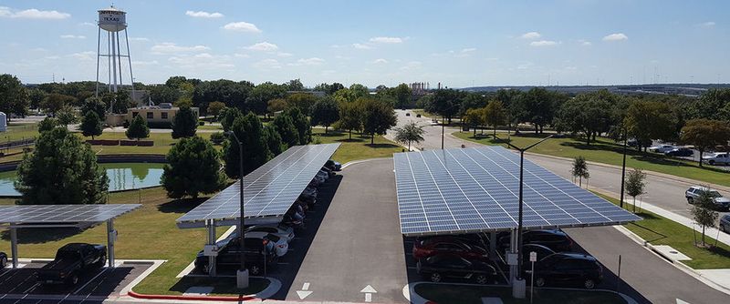 Die Solarpaneele auf dem Parkplatz des TACC versorgen an sonnigen Tagen des Supercomputer zu 100 Prozent.