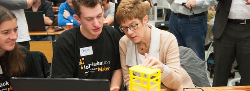 Die saarländische Ministerpräsidentin Annegret Kramp-Karrenbauer (CDU, rechts) im Gespräch mit Teilnehmern am IoT-Hackathon.