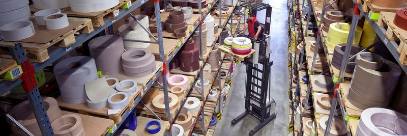 Die Kante ist das Hauptprodukt der Rudolf Ostermann GmbH. Im Logistikzentrum in Bocholt lagert sie auf 14.000 m² in unterschiedlichsten Dekors, Farben und Breiten.