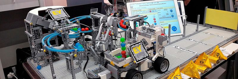 In dieser IoT-Demo-Station von Ernst & Young wird ein „Lastwagen“ mit bunten Kugeln beladen, die aus einer Beladungsmaschine kommen. Diese „Picking Machine“ wird im Bildschirm dahinter angezeigt: Das ganze Modell ist mit Sensoren gespickt, deren Daten von der PTC-Software ThingWorx erfasst und angezeigt werden.