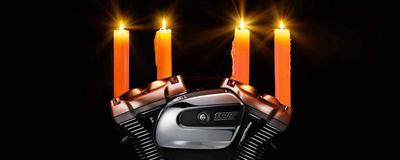 Wer nicht wirklich in Weihnachtsstimmung kommt, dem hilft vielleicht das Nikolaus Open House beim nächsten Harley-Vertragshändler. Obendrauf gibt es zahlreiche Geschenkideen für die bikebegeisterten Liebsten – oder sich selbst.