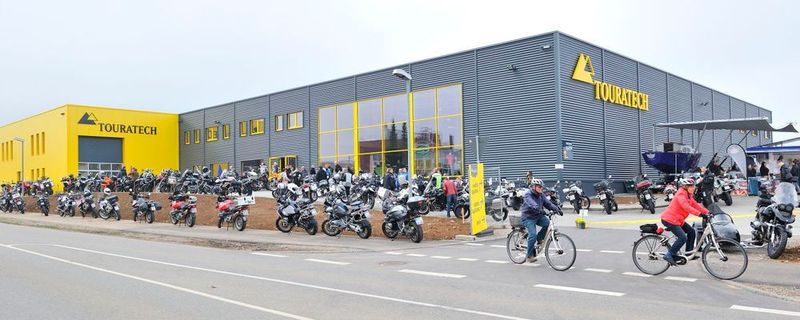Rund ein Jahr nach dem ersten Spatenstich feierte die Touratech AG am 27. Oktober 2016 die offizielle Einweihung ihres neuen Vertriebs- und Logistikzentrums in der Dauchinger Straße 80 in Niedereschach, das bereits im August in Betrieb genommen wurde.