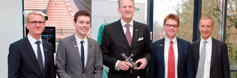 Der Aesculap-Vorstand mit Junior Produktmanager Sebastian Weindel (2.v.l.) und Senior Produktmanager Sascha Arno (2.v.r.) für das Navigationssystem Ortho-Pilot Elite bei der Pressekonferenz am 14. November in Tuttlingen.