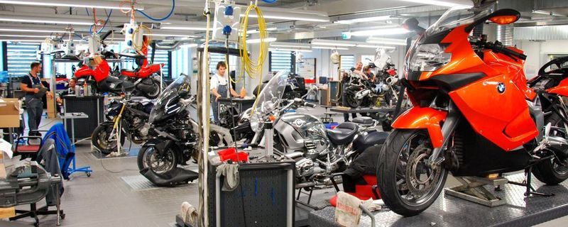 Wem gehören künftig die Reparaturdaten - und wer darf sie nutzen? Werkstattszene aus der BMW Niederlassung in Berlin.
