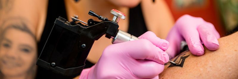 In der weltweit ersten kabellosen Tattoo-Maschine setzt Swisstattoomachine auf den RE 13 Motor von Maxon. Der Antrieb besticht durch seine Energieeffizienz und Dynamik.