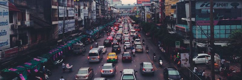 Mit Hilfe von Big-Data-Verkehrssimulationstechnologien wurde versucht, Ampelsignale zu kontrollieren und so Staus zu reduzieren.