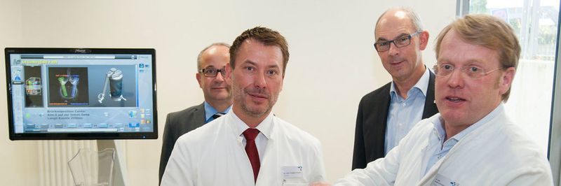 Die beiden Chefärzte Dr. Gregory Köppen und Dr. Carsten Schneekloth (vorne) demonstrieren die innovative Roboter-Technologie Renaissance TM mit dem stv. Kaufmännischen Direktor Markus Illigens und dem Hausoberer Christoph Robrecht