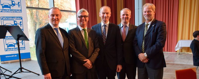 Der scheidendende Hauptgeschäftsführer umrahmt vom amtierenden ZKF-Vorstand: (v. l.) Peter Börner, Ulrich Schäfer, Dr. Klaus Weichtmann, Claus Evels und Uwe Heiseler.