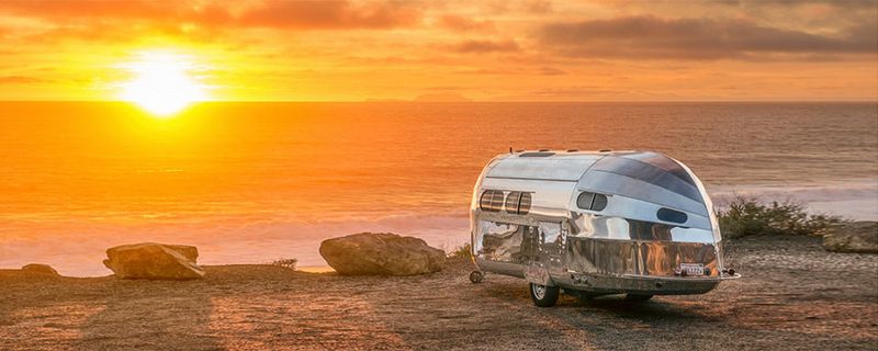 Ein Kult-Camper lebt wieder auf: Der „Bowlus Road Chief Lithium +“ vereint den Stil von gestern mit der Technik von morgen.