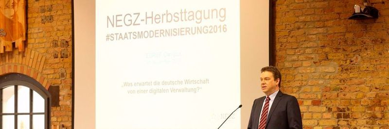 Der NEGZ-Vorsitzende Matthias Kammer begüßt die Teilnehmer der Herbsttagung