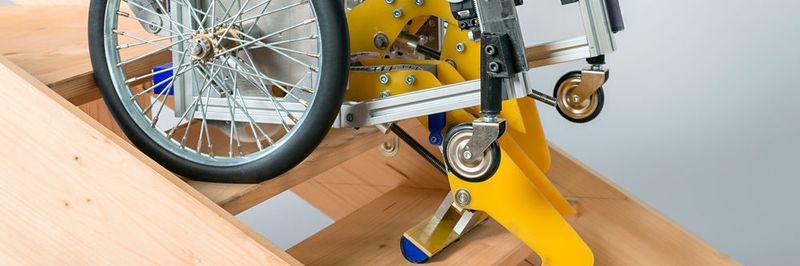 Der bionische Rollstuhl kann selbstständig Treppen steigen.