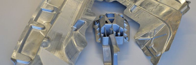 Aluminium-Strukturbauteile werden in der Fertigungslinie von SHL geschliffen, entgratet, gefräst und genietet.