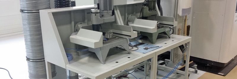 Um Graphitelektroden staubfrei zu schleifen, passte Büchel eine Absaugung perfekt an zwei Schwenkarmschleifmaschinen an.