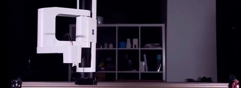 Dobot M1: Der 130 mm x 115 mm x 12mm messende, per Crowdfunding finanzierte Roboterarm ist knapp 53 Zentimeter hoch, verfügt über eine Traglast von 1,5 kg sowie diverse Kommunikationsschnittstellen, wird per PC oder Smartphone gesteuert und kann mit Hilfe diverser Aufsätze für kleinere heimische Fertigungsaufgaben eingesetzt werden.